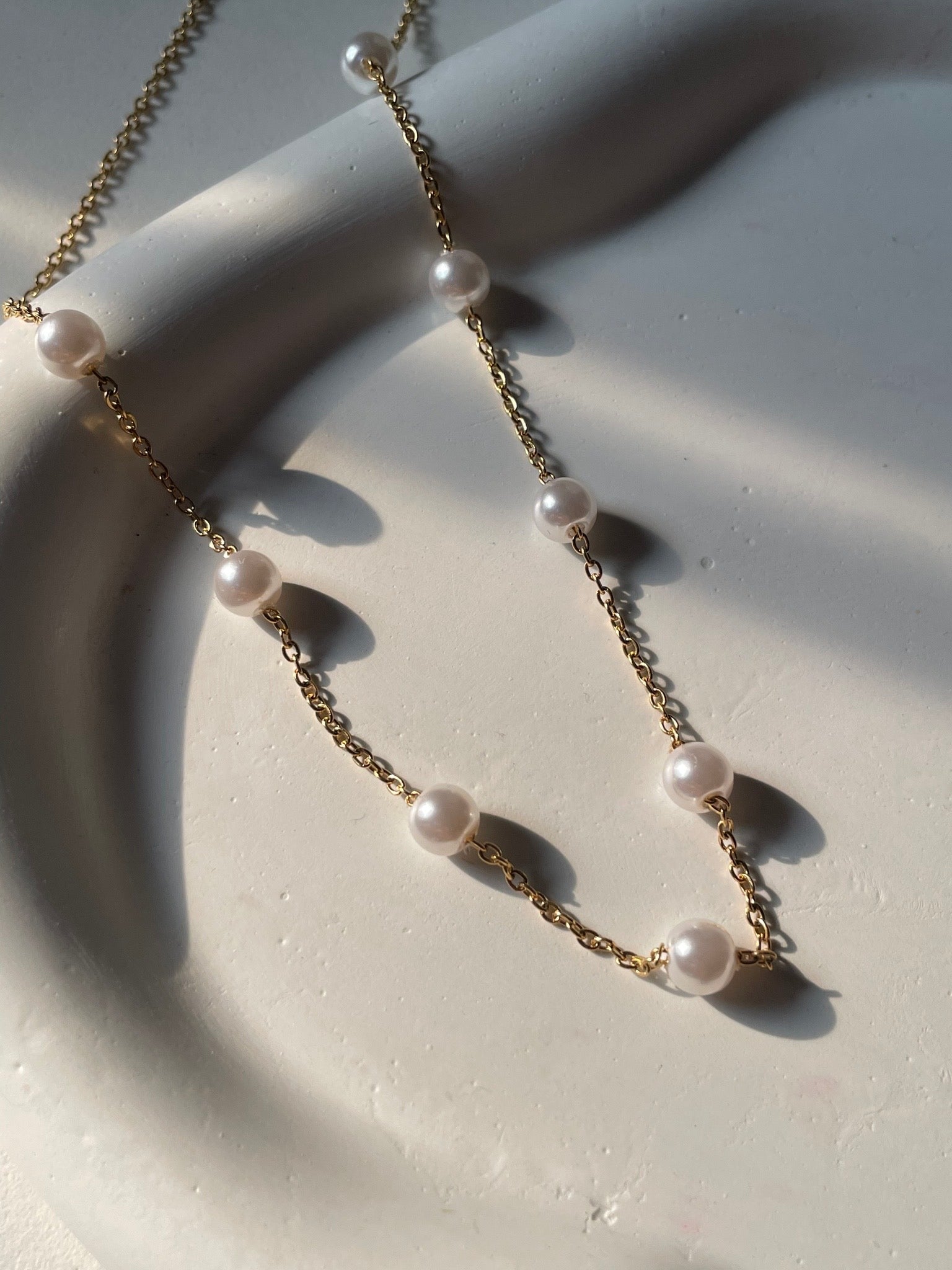 Floating Pearls Necklace