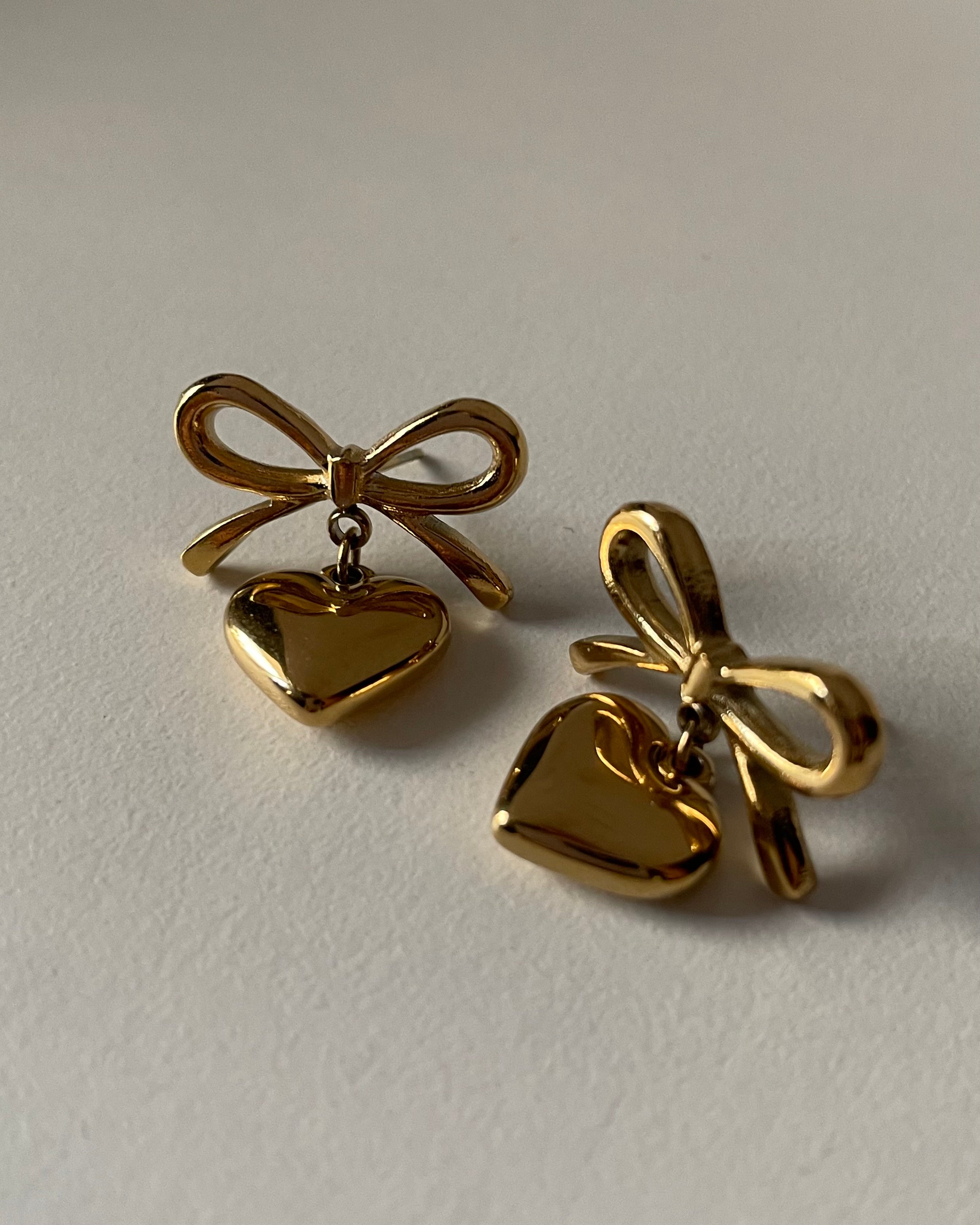 Bow heart Studs