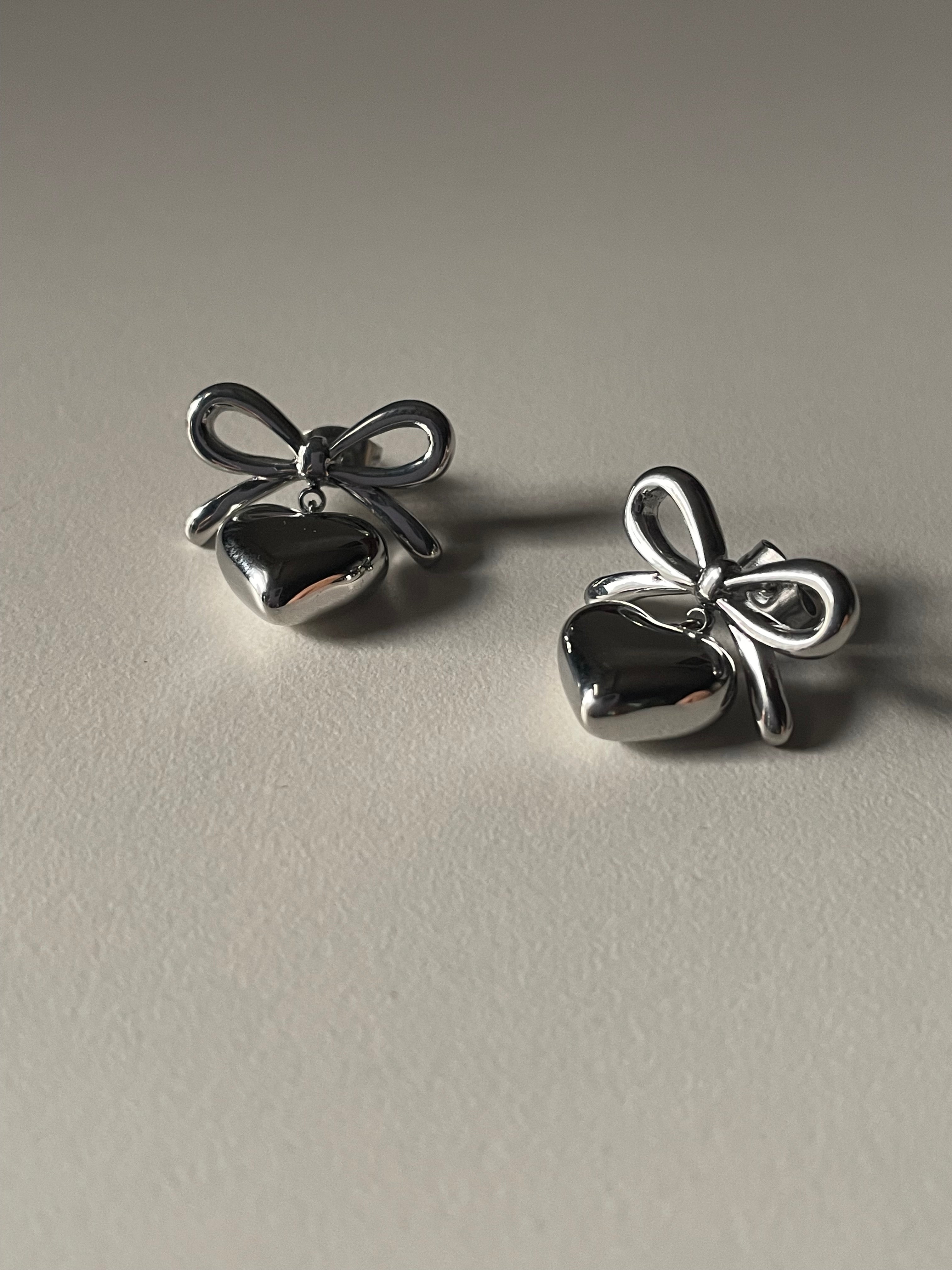 Bow heart studs silver