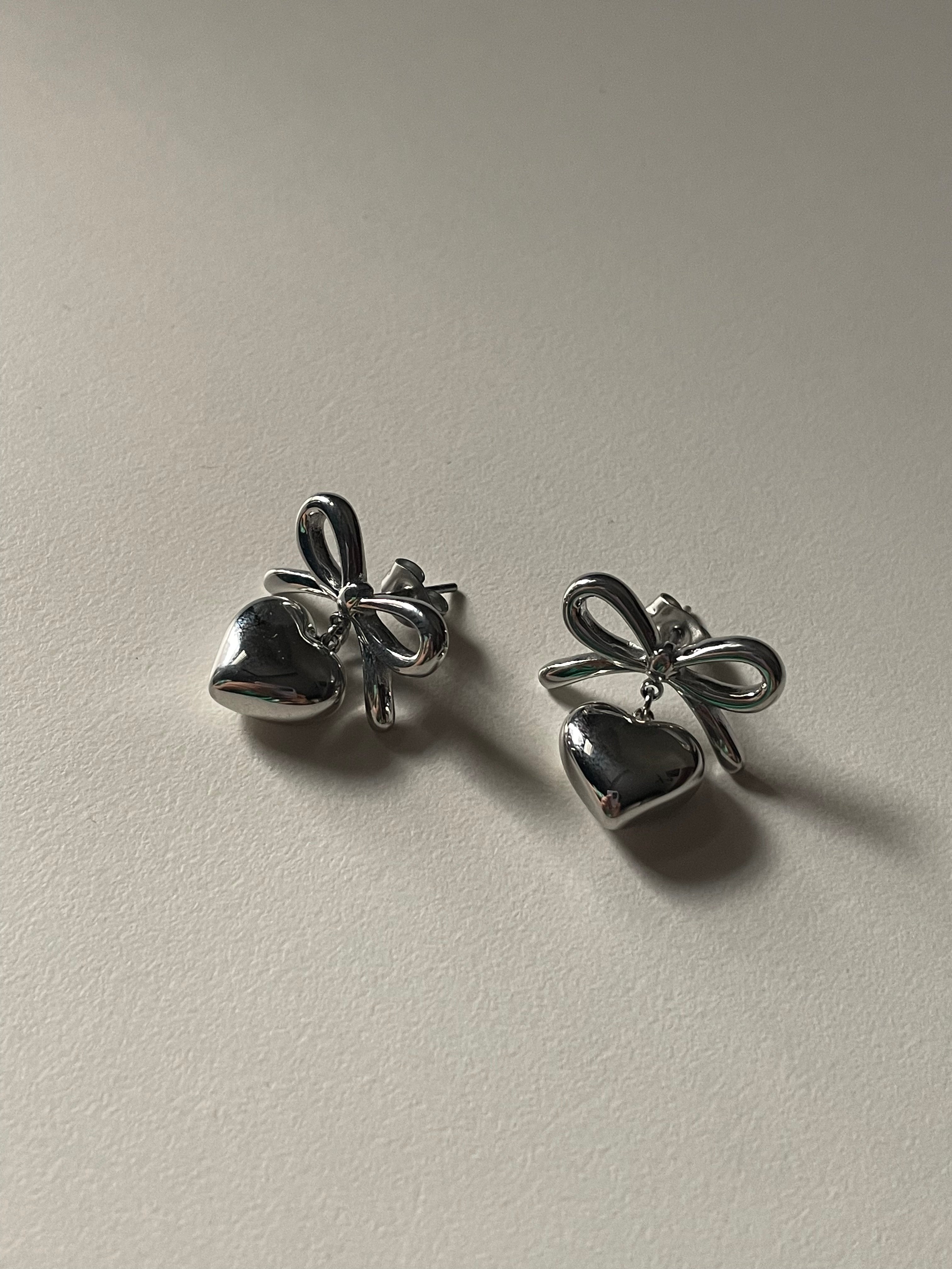 Bow heart studs silver